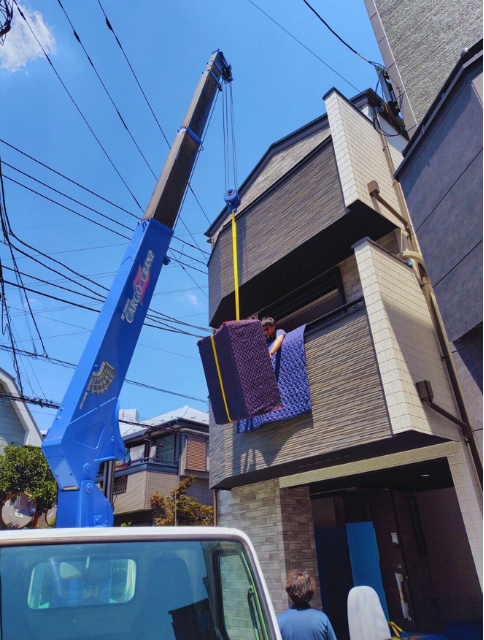 クレーンでの搬入